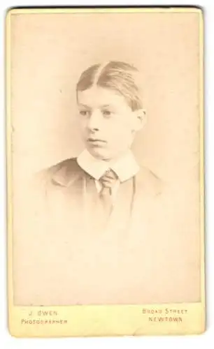 Fotografie J. Owen, Newtown, Broad Street, Portrait eines Jungen in festlicher Kleidung