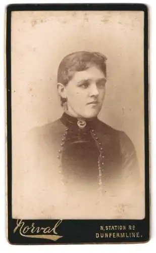 Fotografie Norval, Dunfermline, N. Station Rd, Porträt einer Frau in viktorianischer Kleidung