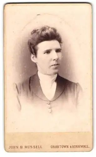 Fotografie John B. Russell, Grantown, King Street, Porträt einer Dame in adretter Kleidung