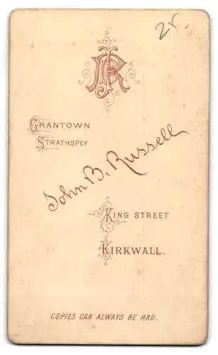 Fotografie John B. Russell, Grantown, King Street, Porträt einer Dame in adretter Kleidung