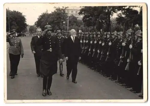 Fotografie Dr. Karl Lueger schreitet Front der Ehrengarde ab