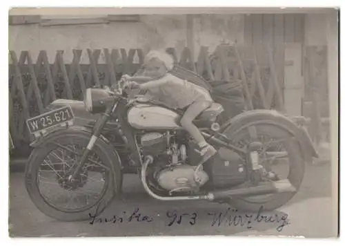 Fotografie Motorrad Puch, Mädchen auf Krad mit Kennzeichen Wien in Würzburg 1953