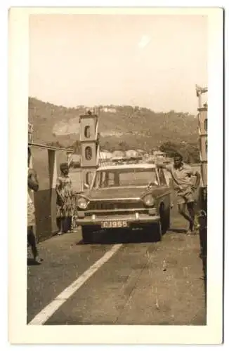 Fotografie unbekannter Fotograf, Ansicht Freetown / Sierra Leone, Auto auf der Fähre