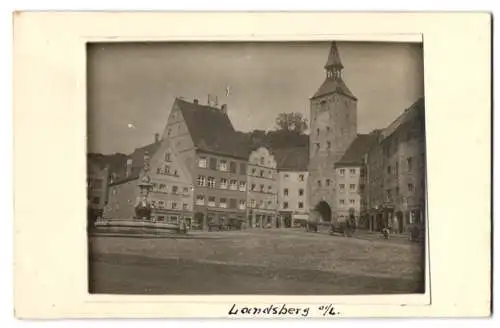 Fotografie unbekannter Fotograf, Ansicht Landsberg / Lech, Marktplatz mit Brunnen & Stadttor