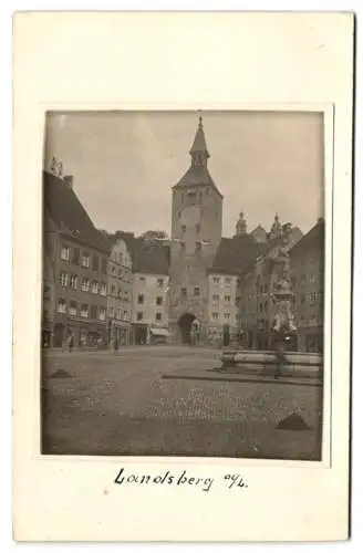 Fotografie unbekannter Fotograf, Ansicht Landsberg / Lech, Marktplatz mit Stadttor & Brunnen