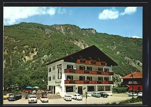 AK Blumau bei Bozen, Gasthof Blumauer Hof, Partie mit Parkplatz