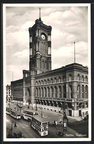 AK Berlin, Strassenbahn und Omnibusse vor dem Rathaus, Königstrasse