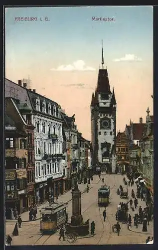 AK Freiburg i. B., Martinstor mit Strassenbahnen aus der Vogelschau