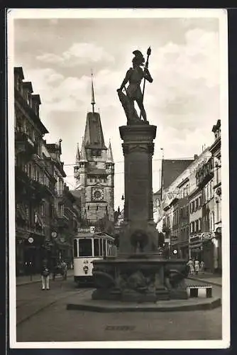 AK Freiburg i. B., Martinstor und Bertholdsbrunnen mit Strassenbahn