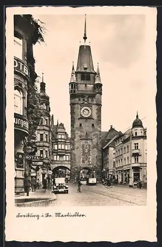 AK Freiburg i. B., Strassenbahn vor dem Martinstor