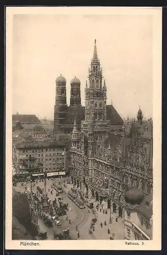 AK München, Rathaus mit Strassenbahnen u. Frauenkirche aus der Vogelschau