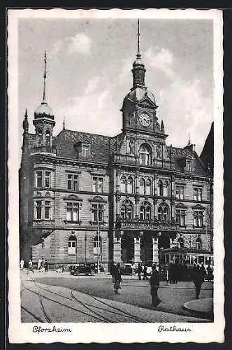 AK Pforzheim, Rathaus mit Passanten und Strassenbahn