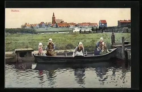 Künstler-AK Photochromie Nr. 1945: Marken, Mädchen sitzen in einem kleinen Boot am Kanalufer