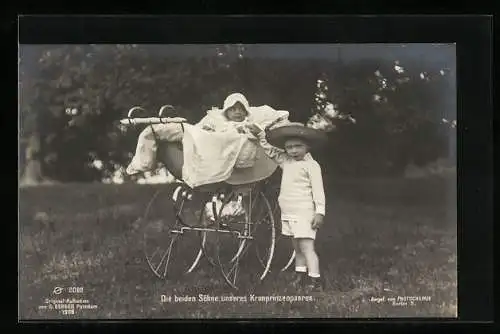 AK Zwei Söhne von Kronprinz Wilhelm von Preussen im Park