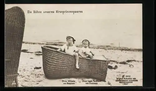 AK Prinz Wilhelm und Prinz Louis Ferdinand von Preussen posieren in einem umgekippten Strandkorb