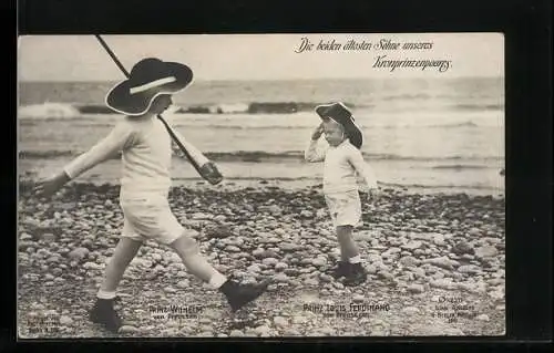 AK Prinz Wilhelm und Prinz Louis Ferdinand von Preussen am Strand marschierend und salutierend