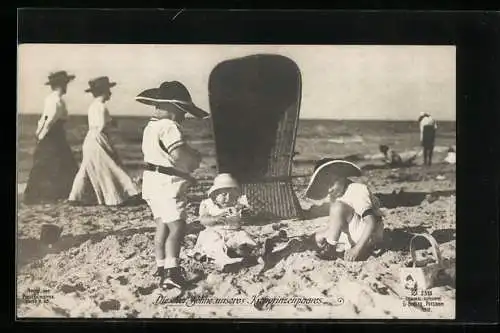 AK Die Söhne von Kronprinz Wilhelm von Preussen am Strand