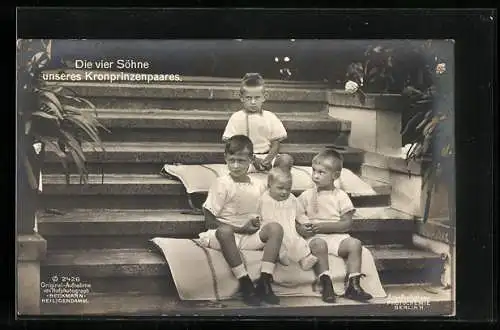 AK Die vier Söhne des Kronprinzenpaares auf einer Treppe