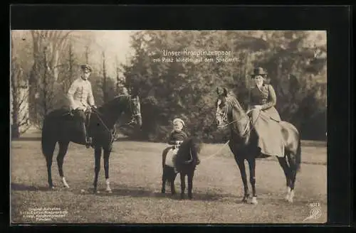 AK Das Kronprinzenpaar mit Prinz Wilhelm hoch zu Pferde