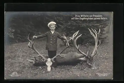 AK Kronprinz Wilhelm von Preussen in jungen Jahren in Matrosenuniform mit den Jagdtrophäen seines Vaters