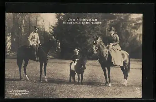 AK Das Kronprinzenpaar und Prinz Wilhelm auf dem Spazierritt