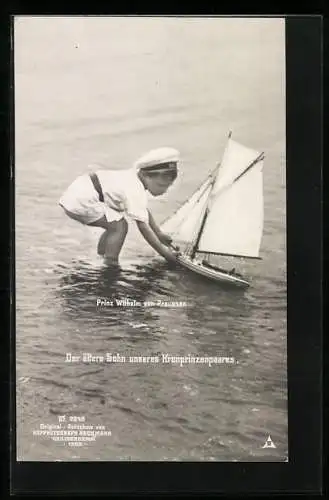 AK Prinz Wilhelm beim Spiel mit einem Spielzeug-Segelboot