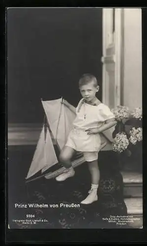 Foto-AK Prinz Wilhelm von Preussen mit Spielzeugschiff in der Hand