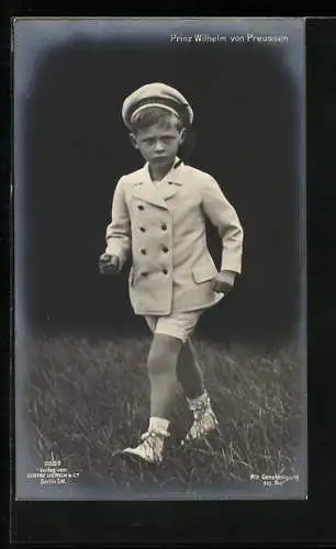 AK Prinz Wilhelm mit bösem Blick auf einer Wiese gehend