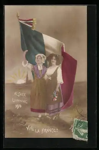 AK Vive la France, Alsace Lorraine 1914, Frauen in Tracht tragen französische Fahne