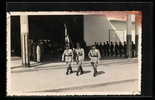 AK Drei französische Soldaten in Uniform mit einer Standarte, Marokko