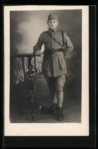 AK Junger französischer Soldat in Uniform in adretter Haltung