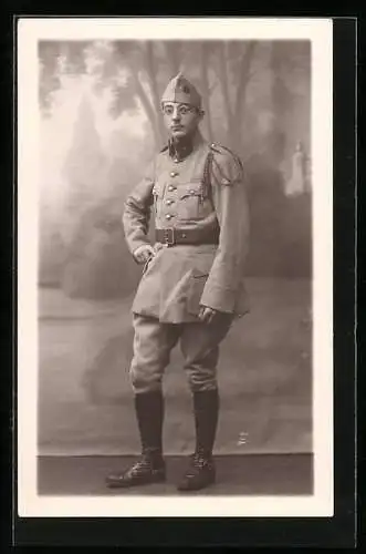 AK Junger französischer Soldat in Uniform mit runder Brille