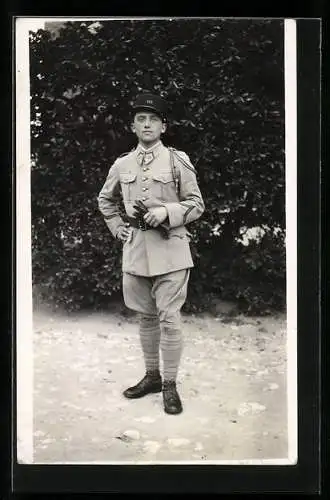 AK Junger französischer Soldat in Uniform mit Handschuhen