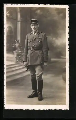 Foto-AK Französischer Soldat in Uniform mit Schnurrbart und Brille