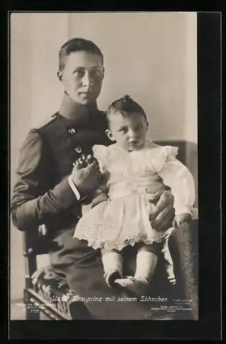 AK Kronprinz Wilhelm von Preussen mit seinem Söhnchen auf dem Schoss