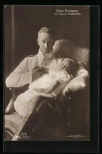 AK Kronprinz Wilhelm von Preussen mit Orden und seiner Tochter auf dem Schoss in jungen Jahren