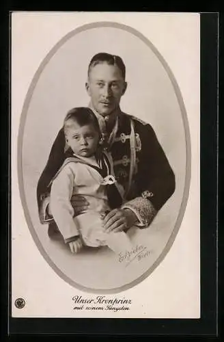 AK Kronprinz Wilhelm von Preussen in Uniform mit seinem jüngsten Sohn in Matrosenkleidung auf dem Schoss