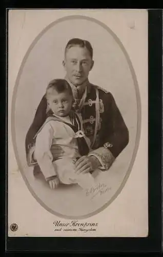 AK Kronprinz Wilhelm von Preussen in Uniform mit seinem jüngsten Sohn in Matrosenkleidung auf dem Schoss