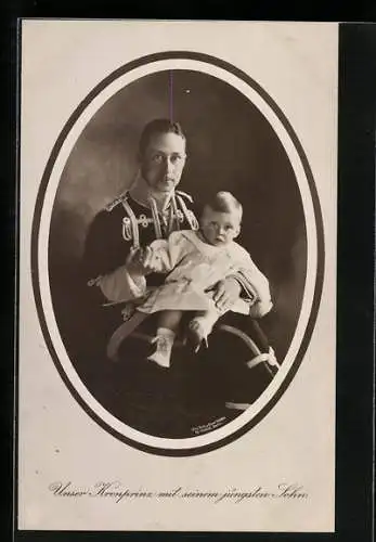 AK Kronprinz Wilhelm von Preussen in Uniform mit seinem jüngsten Sohn auf dem Schoss