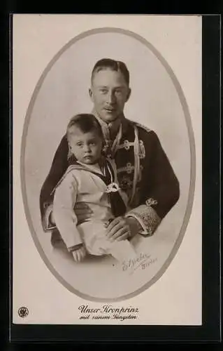 AK Kronprinz Wilhelm von Preussen in Uniform mit seinem jüngsten Sohn in Matrosenkleidung auf dem Schoss