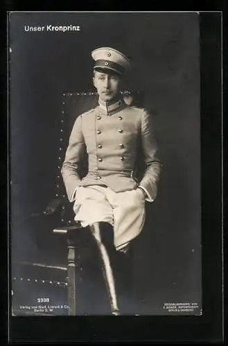 AK Kronprinz Wilhelm von Preussen in Uniform auf einem Ledersessel