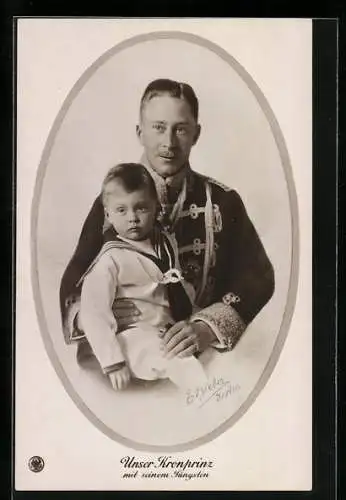 AK Kronprinz Wilhelm von Preussen in Uniform mit seinem jüngsten Sohn in Matrosenkleidung auf dem Schoss