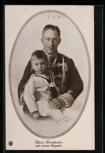 AK Kronprinz Wilhelm von Preussen in Uniform mit seinem jüngsten Sohn in Matrosenkleidung auf dem Schoss