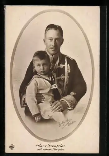 AK Kronprinz Wilhelm von Preussen in Uniform mit seinem jüngsten Sohn in Matrosenkleidung auf dem Schoss