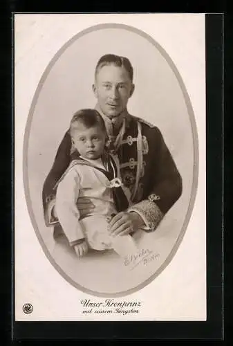 AK Kronprinz Wilhelm von Preussen in Uniform mit seinem jüngsten Sohn in Matrosenkleidung auf dem Schoss