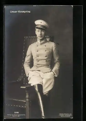 AK Kronprinz Wilhelm von Preussen in Uniform auf einem Ledersessel