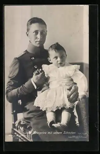 AK Kronprinz Wilhelm von Preussen mit seinem Söhnchen auf dem Schoss