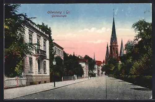 AK Oldenburg / Oldenburg, Gartenstrasse mit Kirche im Abendlicht