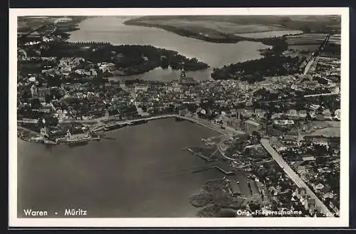 AK Waren /Müritz, Teilansicht mit Kirche, Fliegeraufnahme