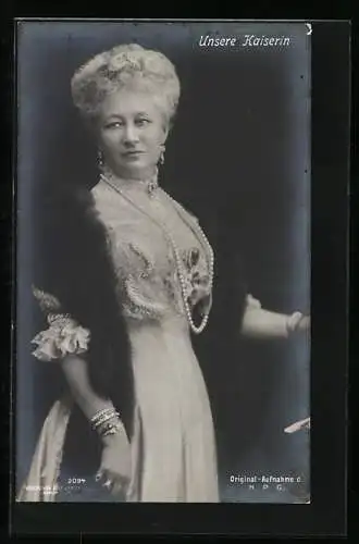 AK Kaiserin Auguste Victoria Königin von Preussen im Kleid mit Perlenschmuck